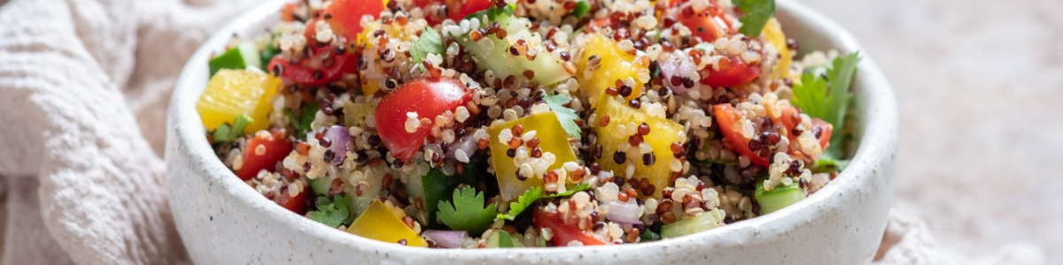 salada de grãos com vegetais coloridos