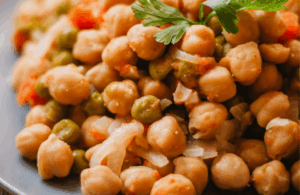 Salada de grão-de-bico com espinafre e frango