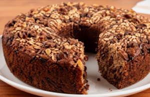 Bolo de banana chocolate e aveia